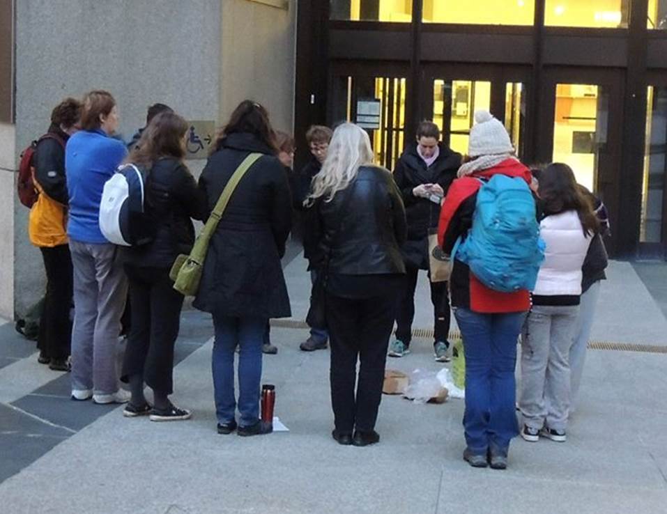 Une équipe de bénévoles de FLAP va chercher des preuves de collisions à Toronto. Remerciement de photo : FLAP Canada