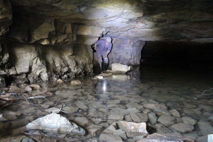 Le docteur Browning examine l'intérieur de la grotte.
